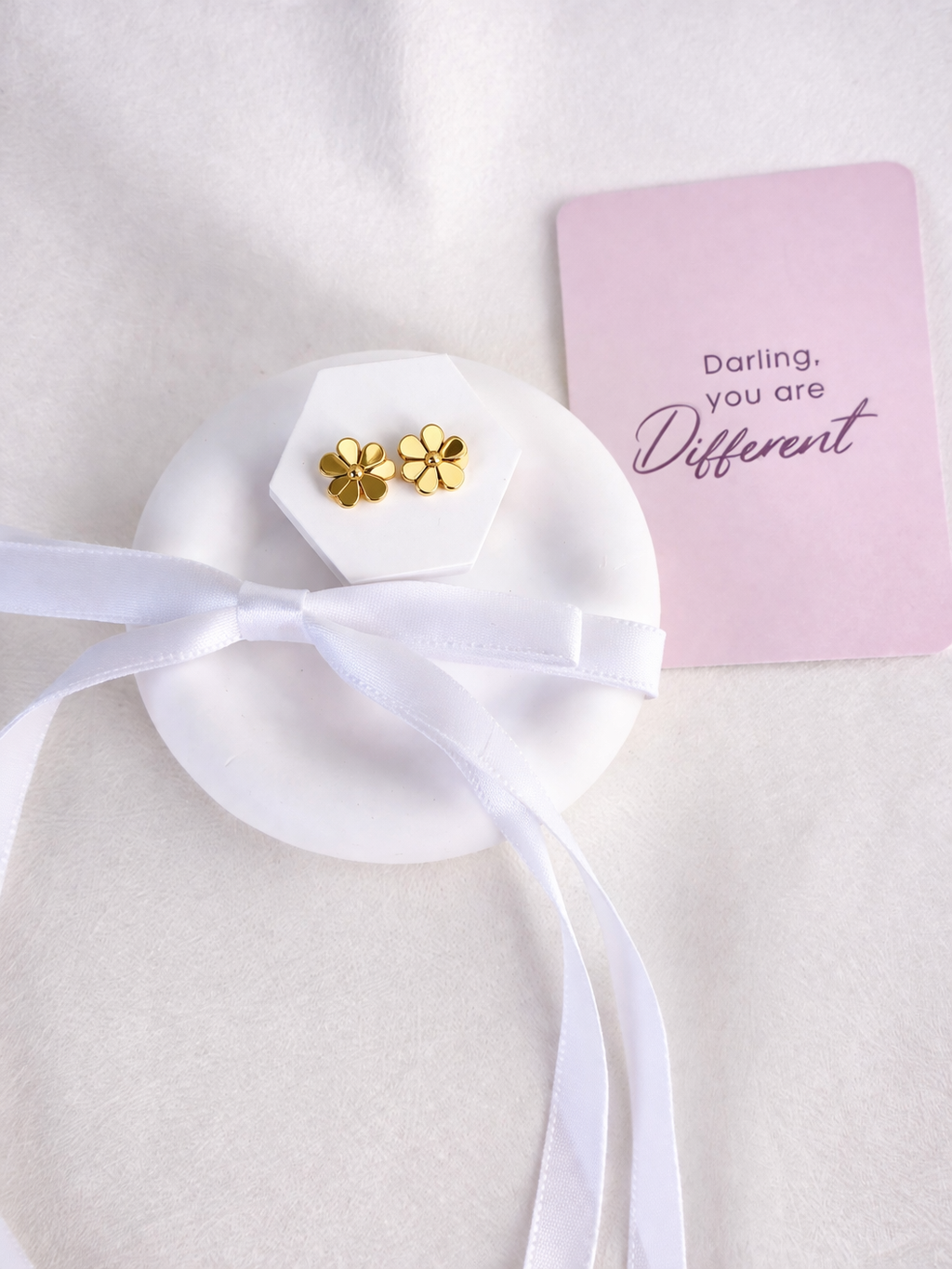 Small flower-shaped stud earrings in gold-tone stainless steel