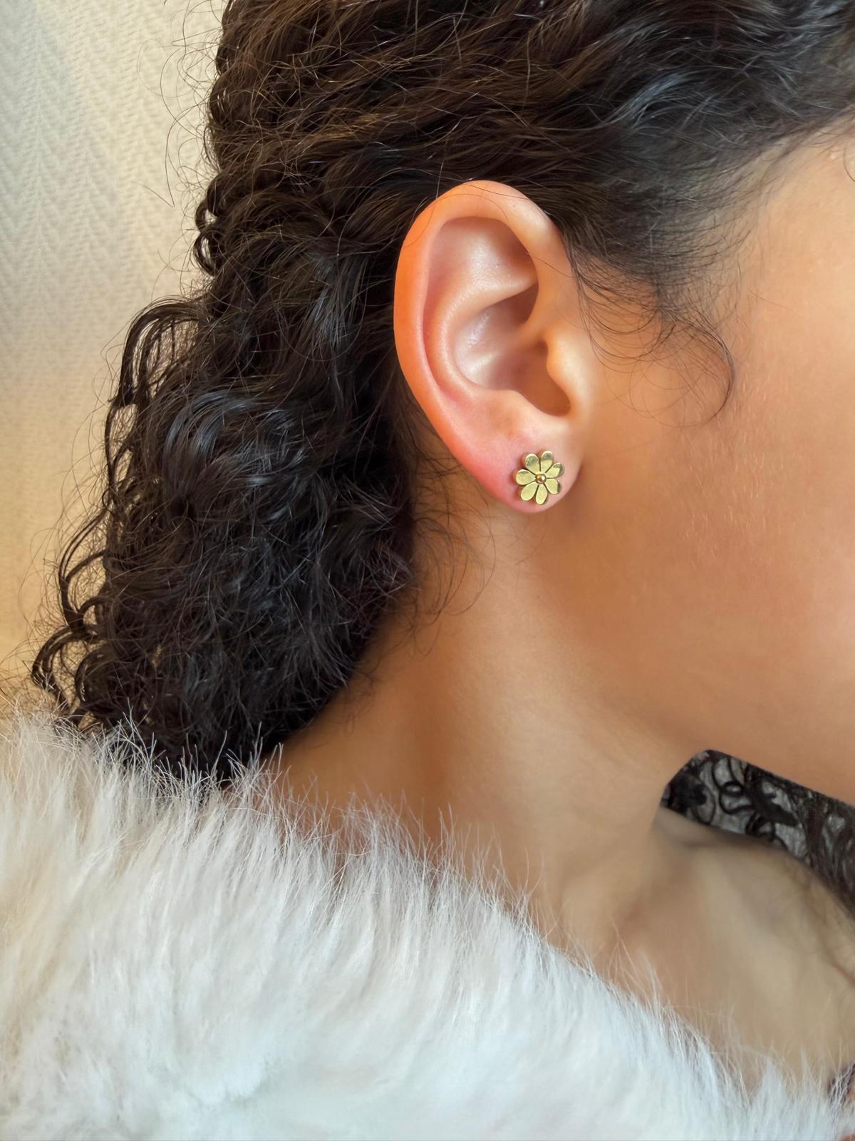 Small flower-shaped stud earrings in gold-tone stainless steel
